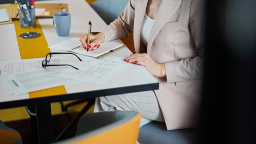 Jak rozliczać kursy: umowy szkoleniowe, lojalnościowe, zwroty